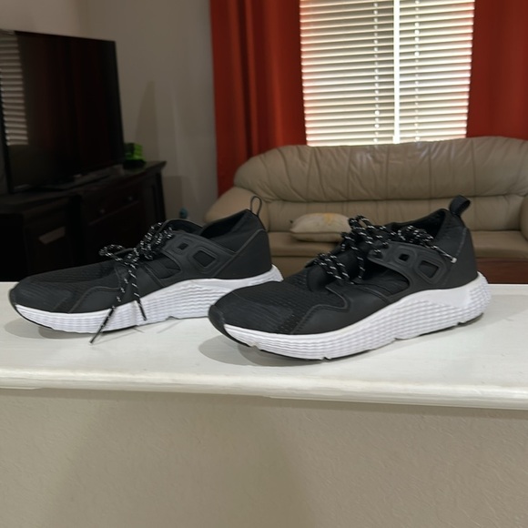 Everlast Women’s Raegen Running Shoes Size 10 

New without box.

Bin #10 - Picture 4 of 7